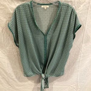 Green shirt with pattern and tie front